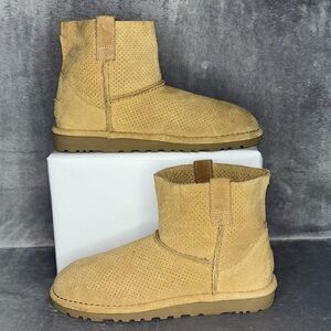 UGG Women’s Classic Unlined Mini Perf Suede Boots Tan | Size 6